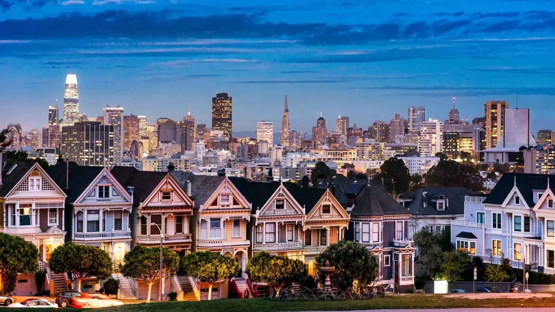 유명한 알라모 광장의 페인티드 레이디스(Painted Ladies of Alamo Square)는 황혼 무렵 샌프란시스코 스카이라인 앞에 그려져 있습니다.