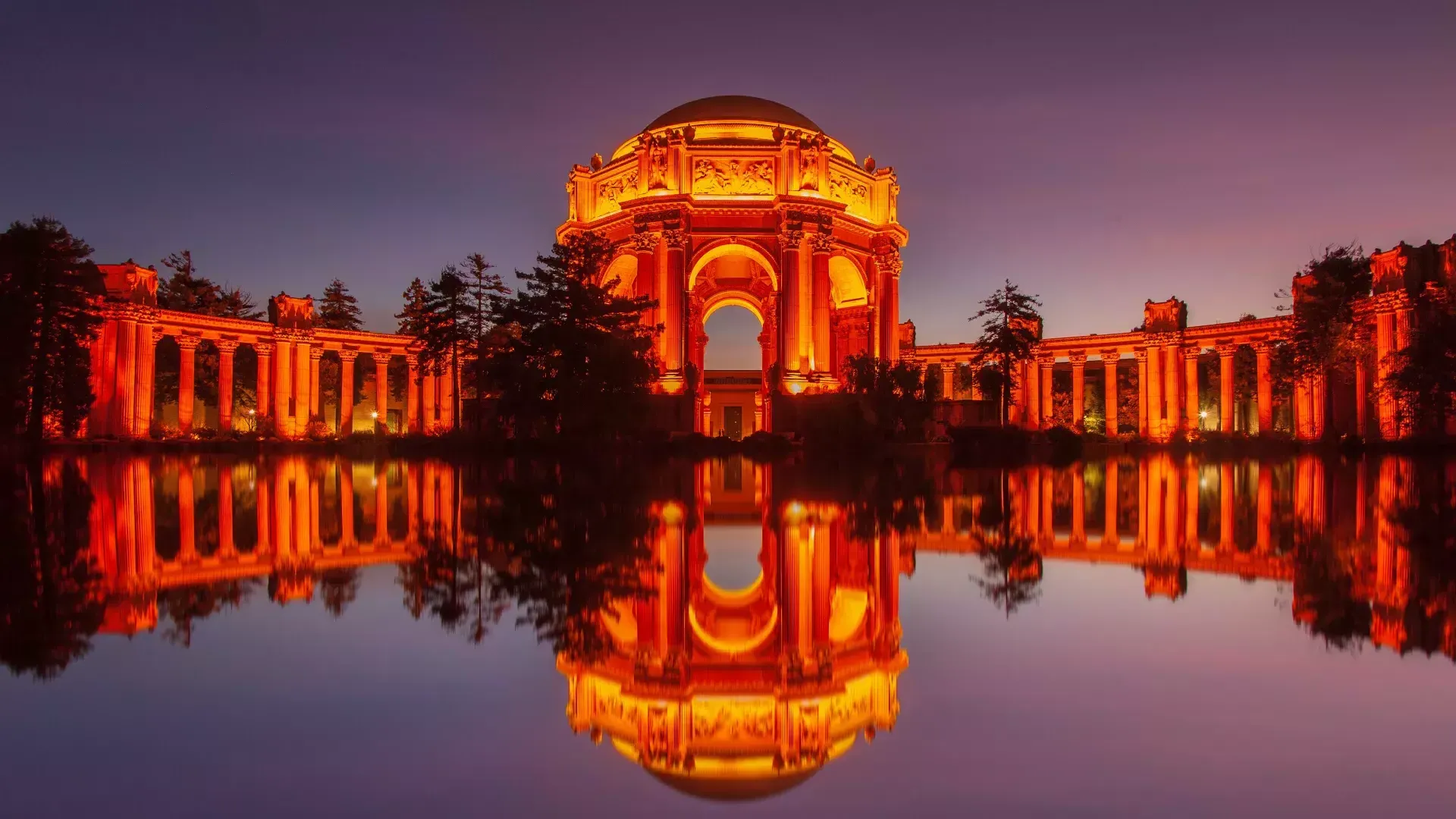 Palace of Fine 艺术 at night.