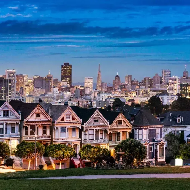 유명한 알라모 광장의 페인티드 레이디스(Painted Ladies of Alamo Square)는 황혼 무렵 샌프란시스코 스카이라인 앞에 그려져 있습니다.