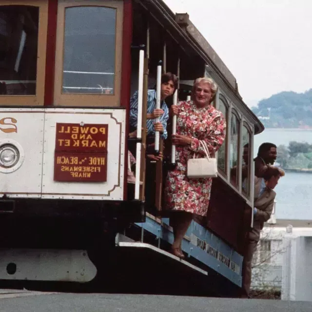 《夫人》场景. Doubtfire when they were on the Cable Car